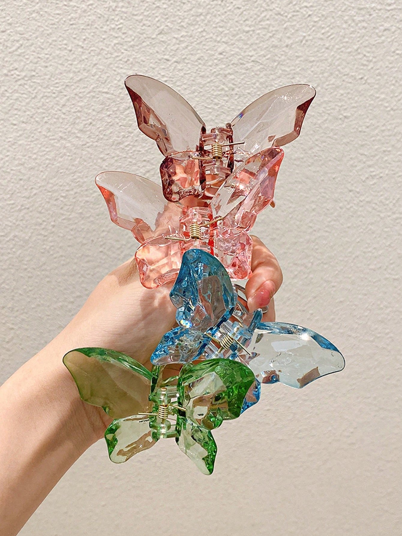 مشبك شعر بتصميم الفراشة